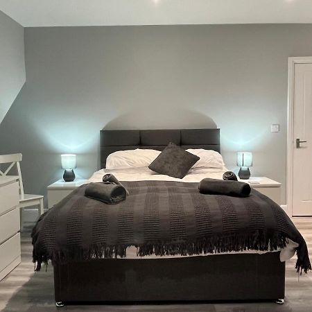 Entire Spacious 4 Bedroom Apartment In Борнмът Екстериор снимка
