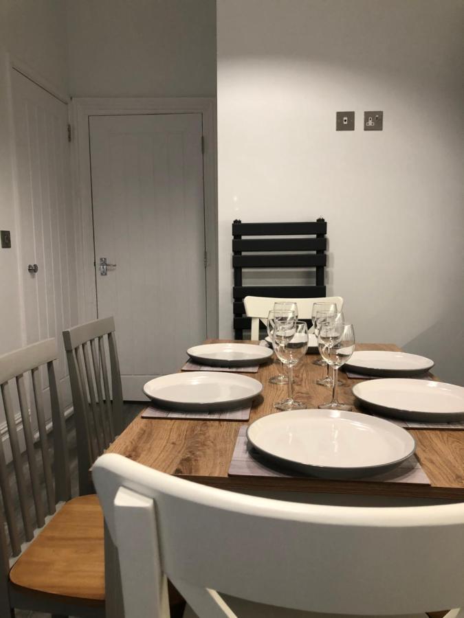Entire Spacious 4 Bedroom Apartment In Борнмът Екстериор снимка