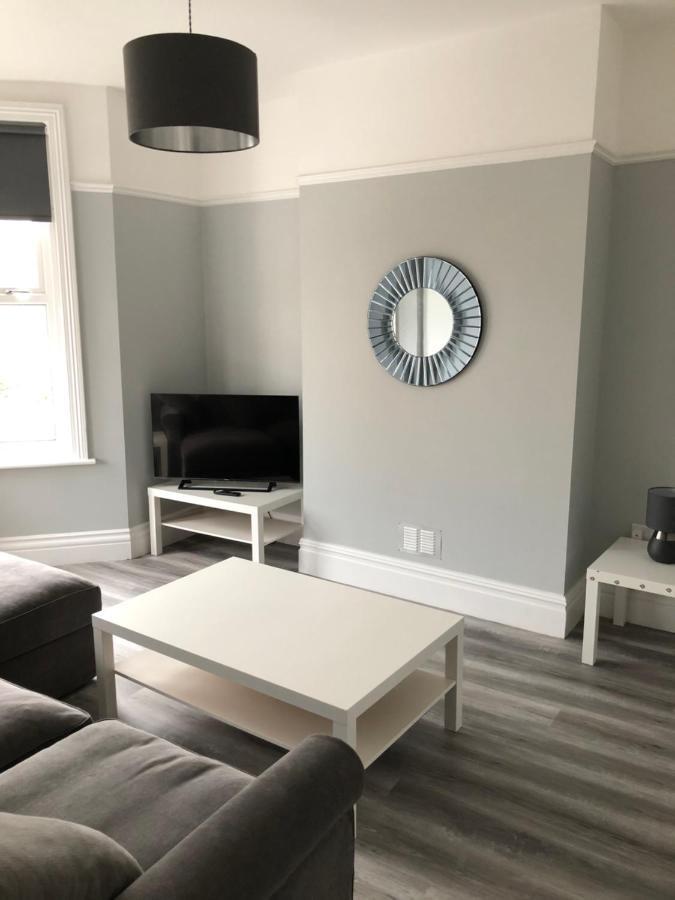 Entire Spacious 4 Bedroom Apartment In Борнмът Екстериор снимка