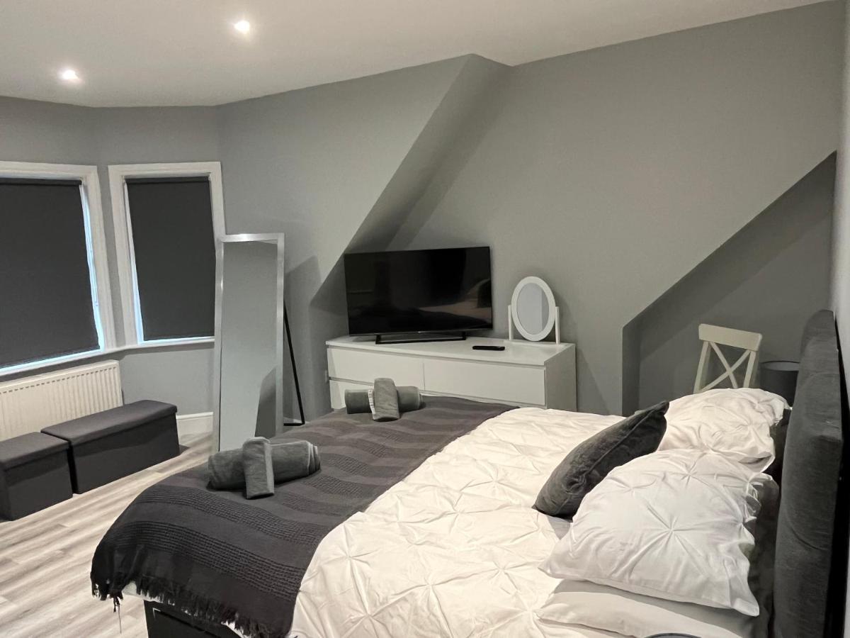 Entire Spacious 4 Bedroom Apartment In Борнмът Екстериор снимка