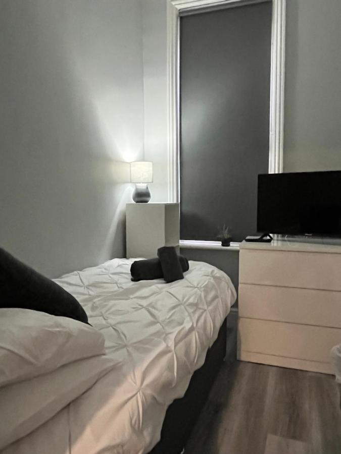 Entire Spacious 4 Bedroom Apartment In Борнмът Екстериор снимка