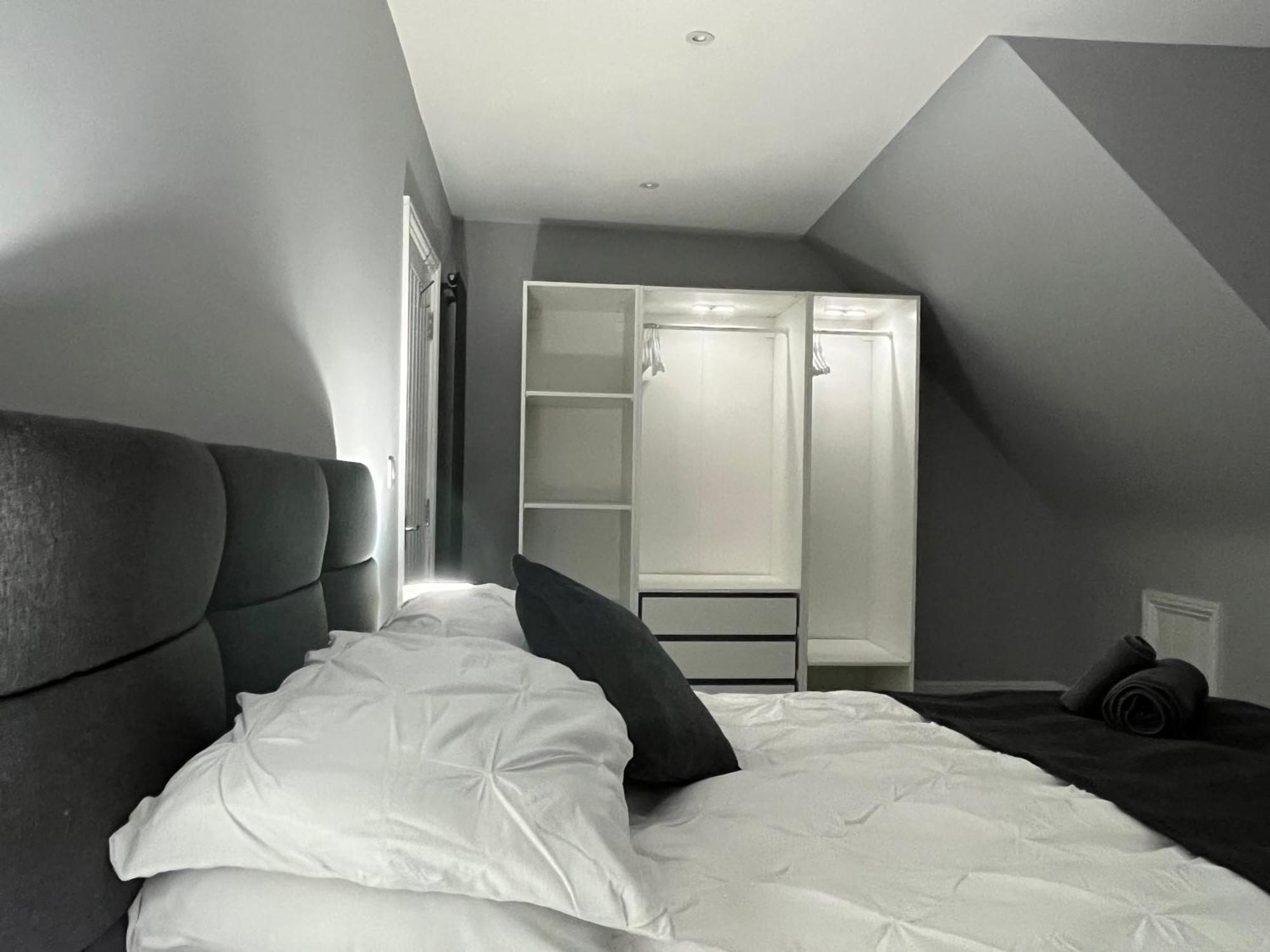 Entire Spacious 4 Bedroom Apartment In Борнмът Екстериор снимка